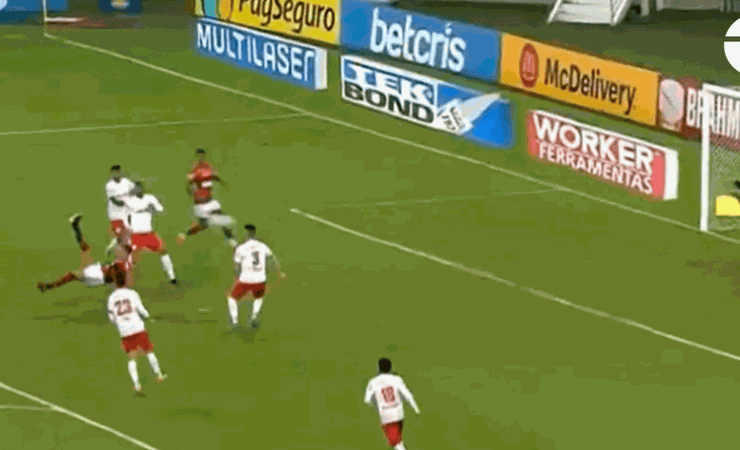 CATEGORIA! Muniz vira o jogo para o Flamengo com golaço de bicicleta; veja o vídeo