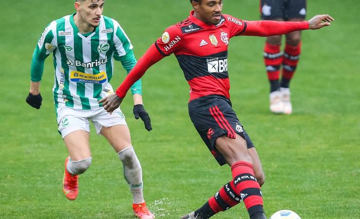 Flamengo recusa proposta do Al-Ettifaq, da Arábia Saudita, pelo atacante Vitinho
