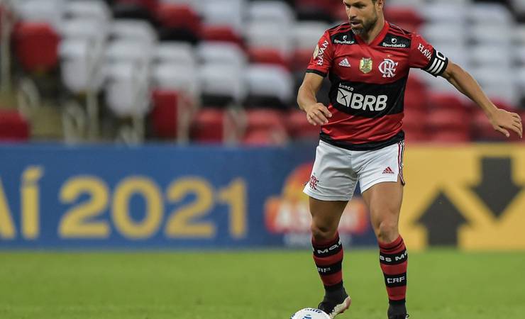 Diego Ribas sofre entorse no joelho direito contra o Cuiabá e será reavaliado no Rio de Janeiro