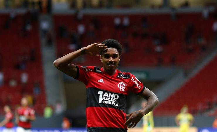 Vitinho marca duas vezes para o Flamengo na Libertadores e torcedores comemoram na internet: 'Fala dele'