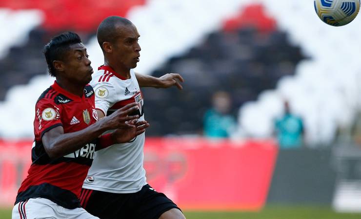 Antes de Flamengo x São Paulo, Miranda brinca com Gabigol e Diego: 'Não quiseram me trazer, tô vindo contra agora'