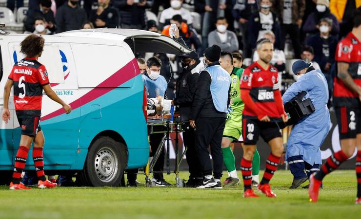 Olimpia x Flamengo: Salazar deixa campo de ambulância após dividida com Arrascaeta
