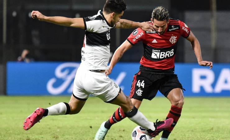 Atuação de Isla no 1º tempo é criticada por torcedores do Flamengo: 'Erra tudo'