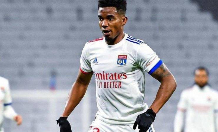 Esposa de Thiago Mendes informa fim das negociações com o Flamengo
