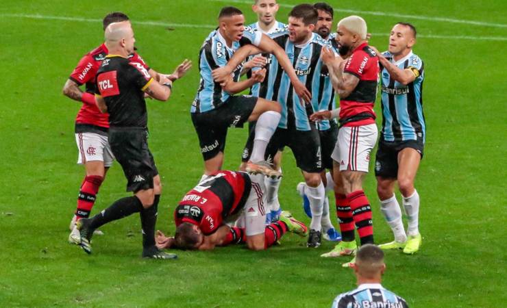 Grêmio x Flamengo: lance entre Vanderson e Everton Ribeiro gera confusão