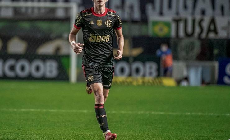 Flamengo informa que Filipe Luís tem lesão na panturrilha
