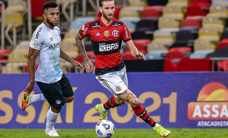 Léo Pereira vira alvo de torcedores do Flamengo em derrota para o Grêmio
