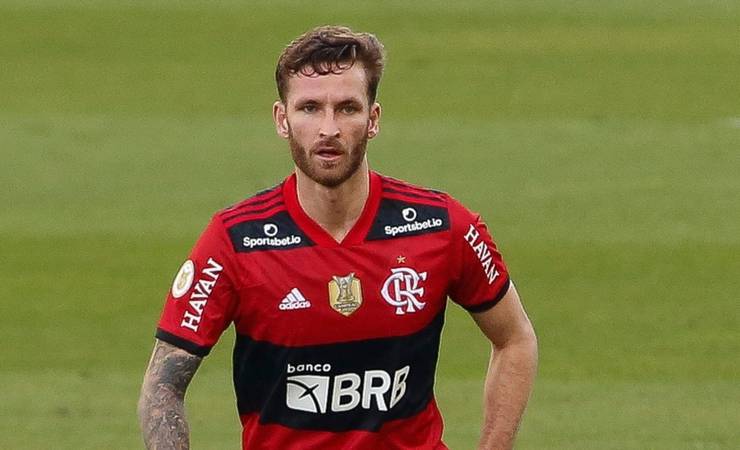 Torcedores do Flamengo se revoltam com Léo Pereira após expulsão: 'Pega a mala e vaza'