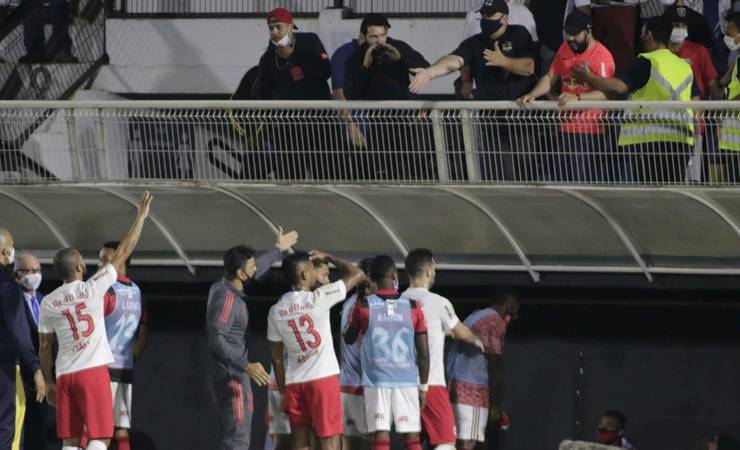Banco do Flamengo e torcedores do Red Bull Bragantino entram em confusão; assista