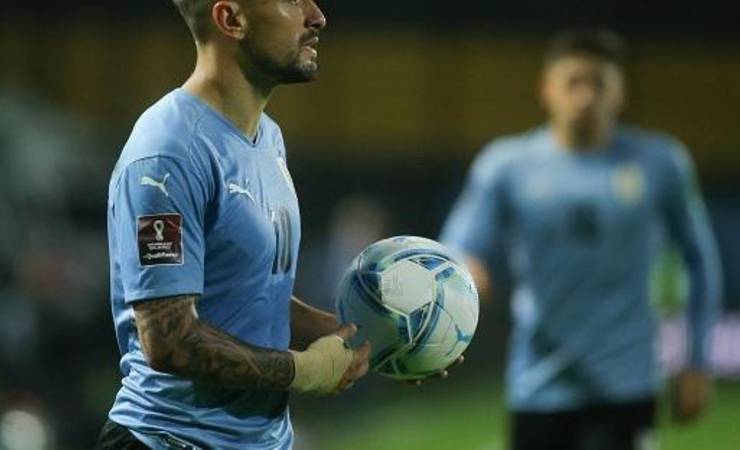 Uruguai comunica lesão em Arrascaesta, que retorna ao Flamengo para se tratar