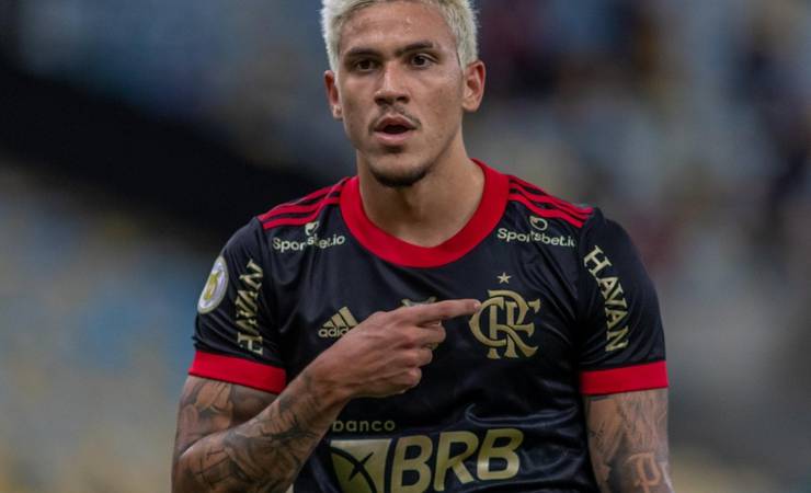 Pedro volta a marcar, mas sente o joelho, é substituído e preocupa o Flamengo