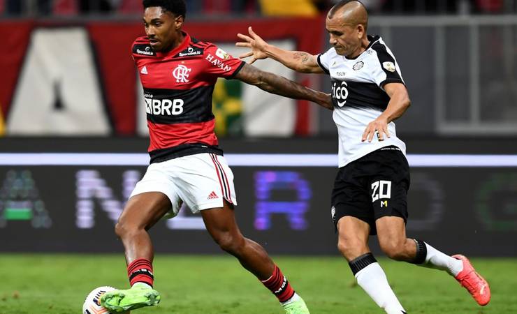Patrocinador do Flamengo cobra Vitinho: 'Não arria a meia que tem o patrocinio'