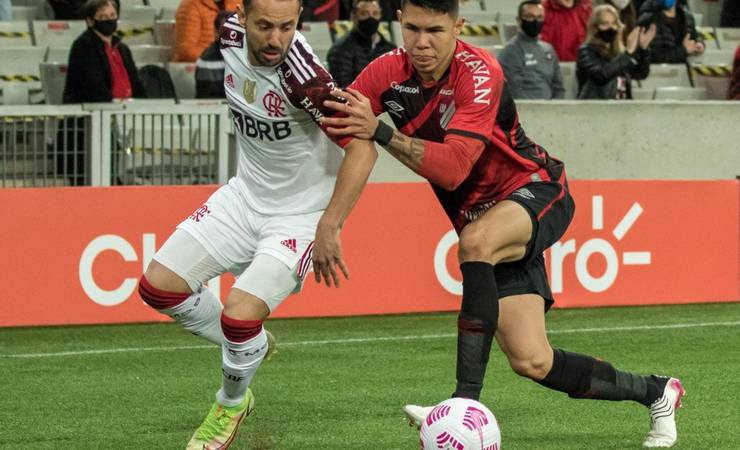 Léo Pereira volta a virar alvo e Everton Ribeiro é criticado em Athletico x Flamengo