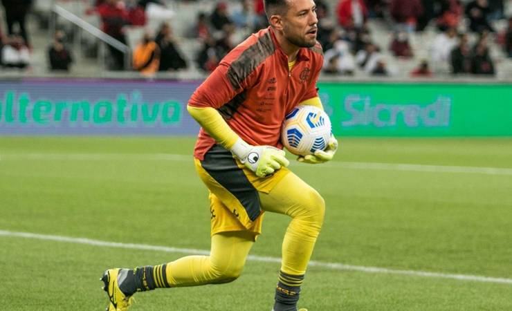 Vídeo: torcedores do Athletico provocam e ofendem Diego Alves, que responde