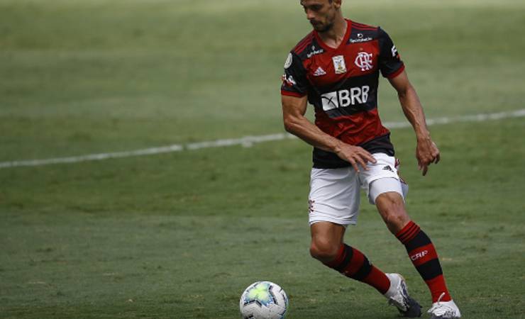 Rodrigo Caio sente em aquecimento e desfalca Flamengo contra o Atlético-MG