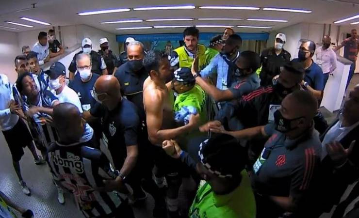 Em confusão após vitória do Flamengo sobre o Atlético-MG, Keno provoca: 'A gente é líder'