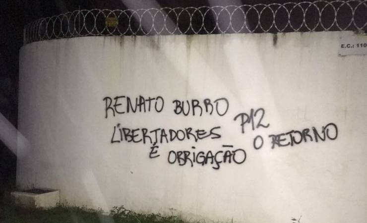 Muro do CT do Flamengo amanhece pichado nesta quinta-feira (4)