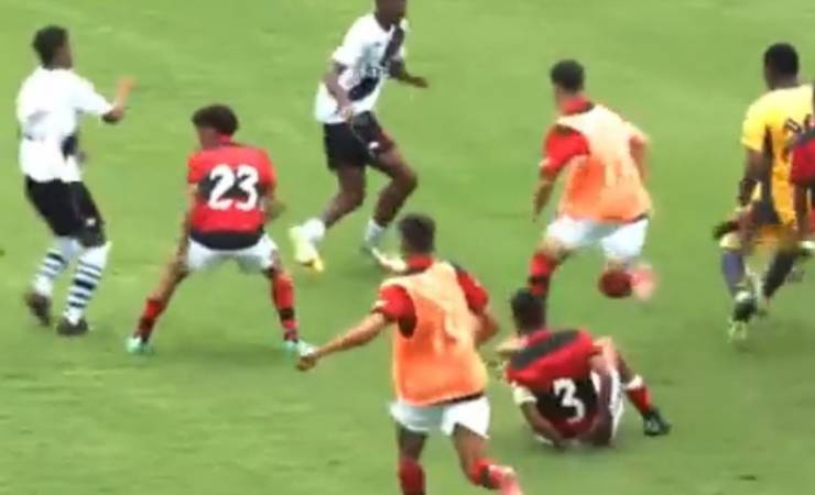 Atletas de Flamengo e Vasco se envolvem em briga generalizada pelo Carioca sub-15