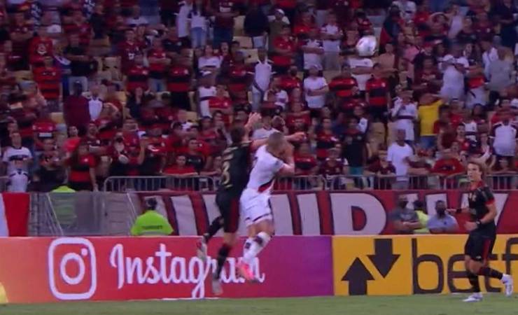 André Luis reclama de possível pênalti no Maracanã: 'Marcar pro Flamengo é fácil'
