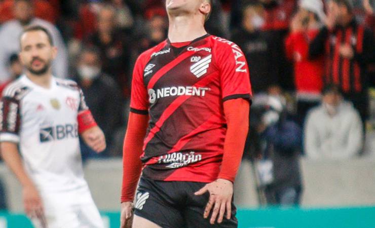 CBF divulga áudio do VAR em não expulsão de Renato Kayzer em Athletico x Flamengo