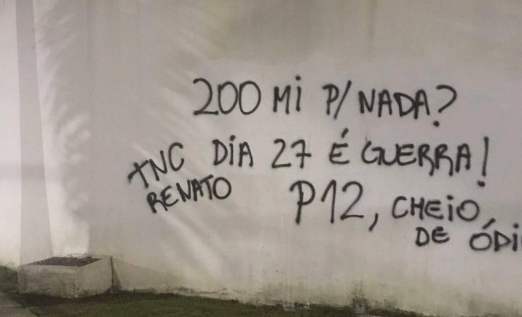 Flamengo: muro do CT do clube amanhece pichado com protestos contra Renato Gaúcho