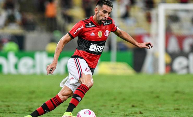 Lateral Isla, do Flamengo, é isolado após ter contato com pessoa infectada por Covid-19