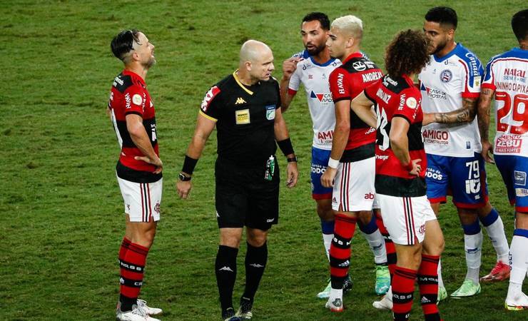 CBF divulga áudio de lances analisados pelo VAR em Flamengo x Bahia