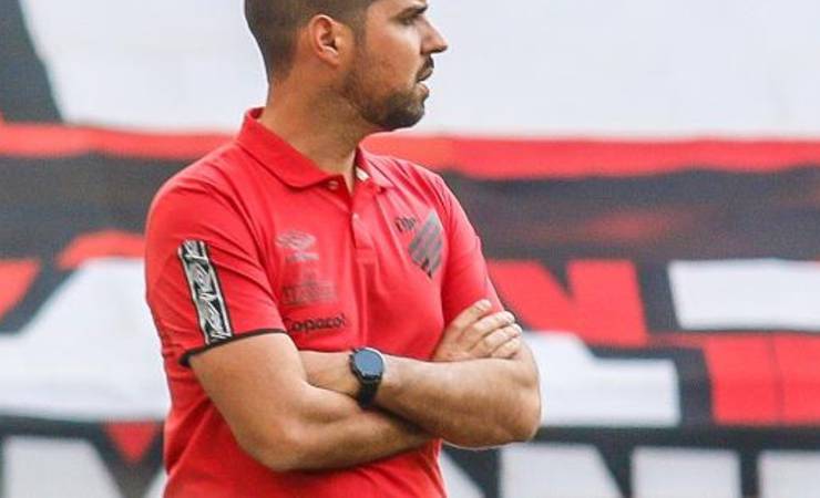 António Oliveira diz que Flamengo não tem o melhor elenco do país: 'É o Palmeiras'