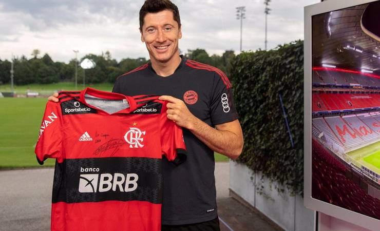 Bayern de Munique parabeniza Flamengo com foto de Lewandowski com a camisa rubro-negra