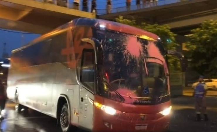 Torcedores do Flamengo jogam tinta no vidro do ônibus do time no acesso ao Maracanã