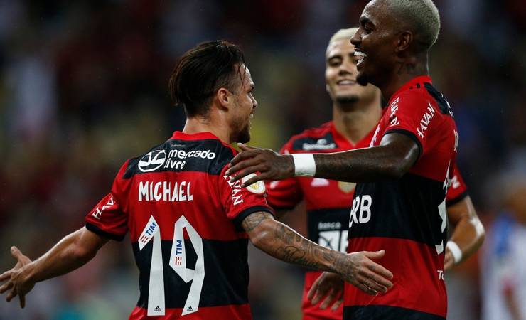 Lateral Ramon, do Flamengo, se envolve em acidente e atropela uma pessoa na Barra da Tijuca, Rio de Janeiro