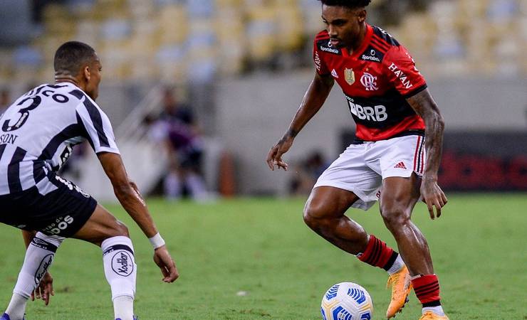 Flamengo: Vitinho e César farão artroscopia de reparo no menisco do joelho direito