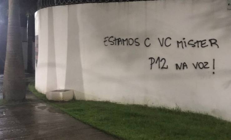 Muro do CT do Flamengo é pichado com apoio a Paulo Sousa: 'Estamos com você, Mister'