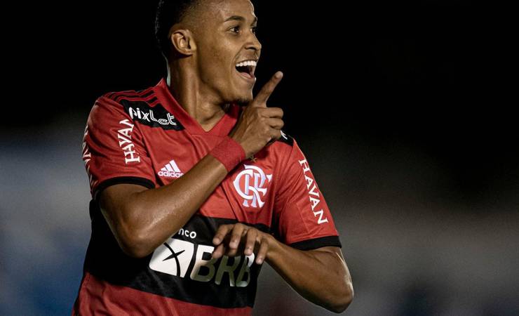Lázaro marca duas vezes pelo Flamengo e leva internet à loucura