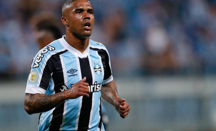 Flamengo tentou se aproximar de Douglas Costa, afirma jornalista