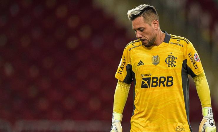 Diego Alves é criticado por torcedores após derrota do Flamengo no primeiro tempo