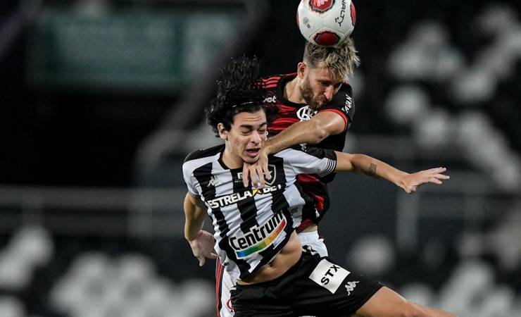 Apesar da vitória do Flamengo, Léo Pereira é criticado por torcedores: 'Tem que sair'