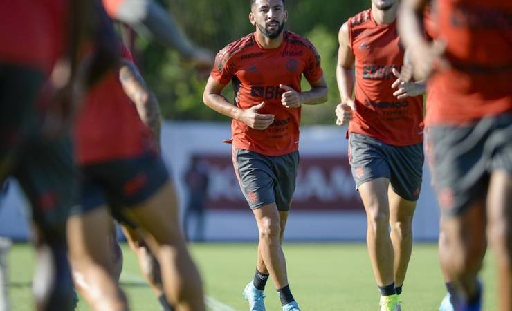Isla é multado em 10% do salário e está fora do clássico contra o Vasco