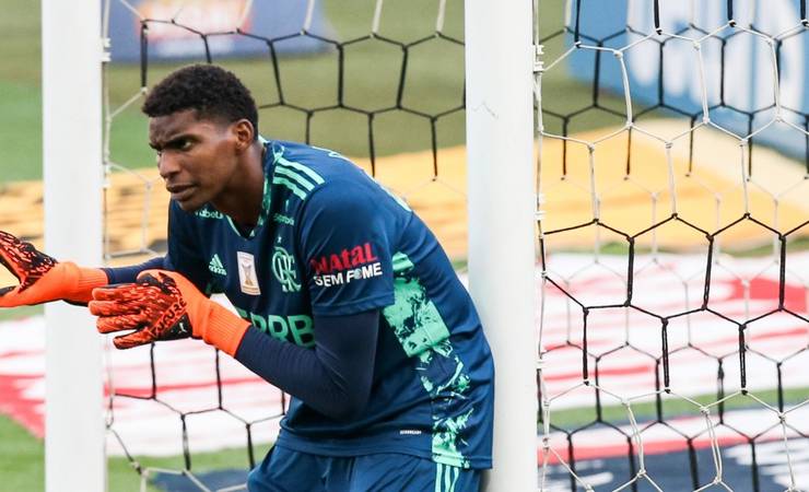 Ajax monitora goleiro Hugo Souza, do Flamengo, e planeja proposta, diz jornalista