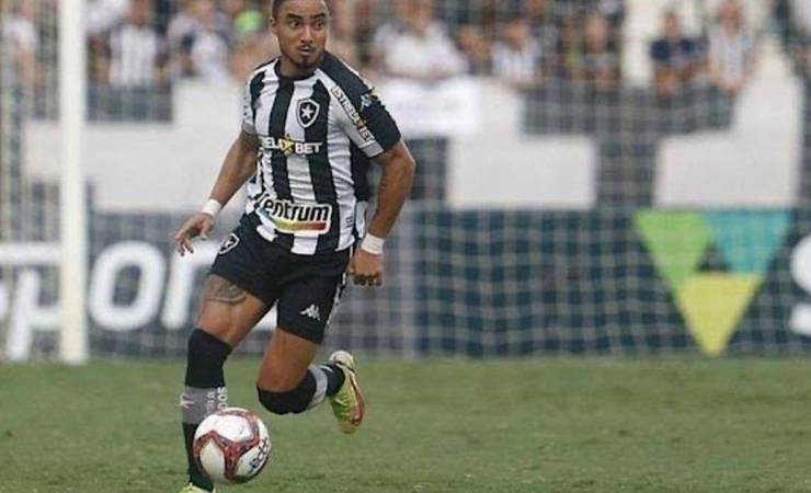 Lateral do Botafogo revela por que recusou proposta do Flamengo: 'Time que detesto'