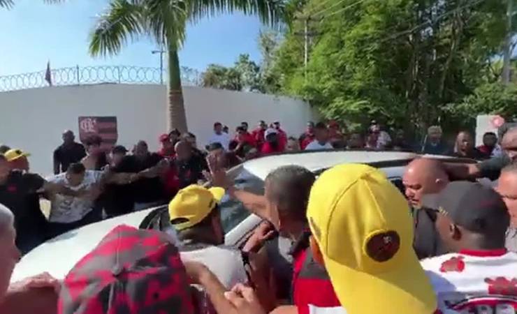 Torcida do Flamengo faz protesto na entrada do CT do clube e cobra jogadores