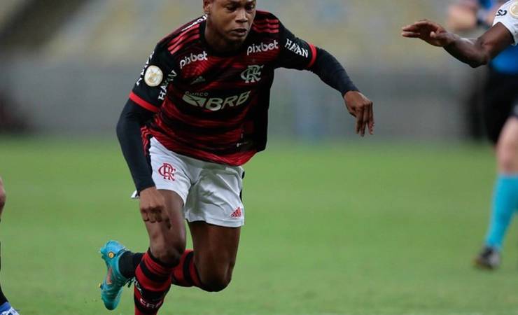 Com fratura na fíbula, Matheus França vai passar por cirurgia e desfalca o Flamengo por três meses