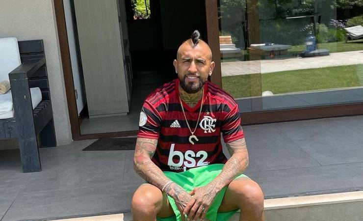 Vidal procura o Flamengo e pede salário igual ao de Gabigol