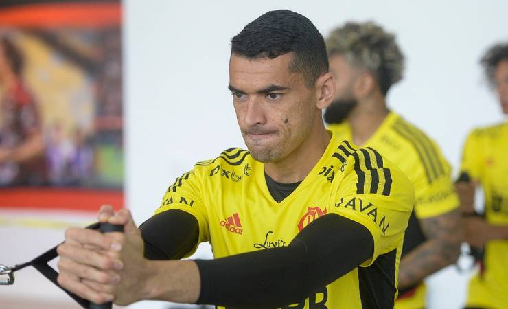 Santos, goleiro do Flamengo, sente dores na coxa esquerda e exame constata lesão
