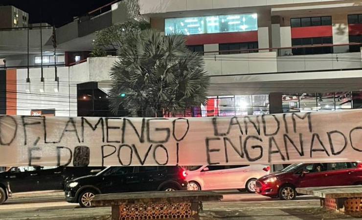 Torcida organizada do Flamengo protesta contra presidente do clube
