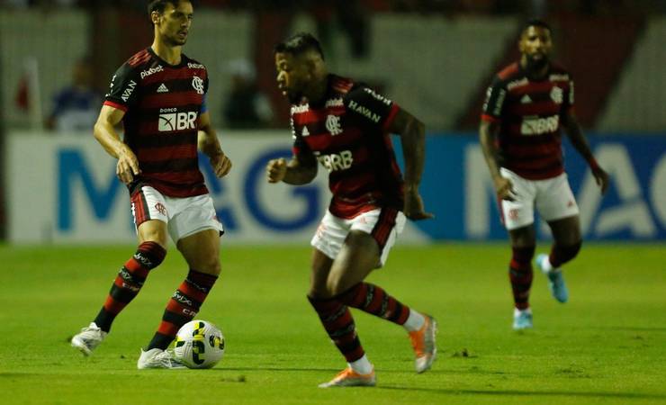 Atuações de Marinho e Rodinei no 1º tempo são criticadas por torcedores do Flamengo