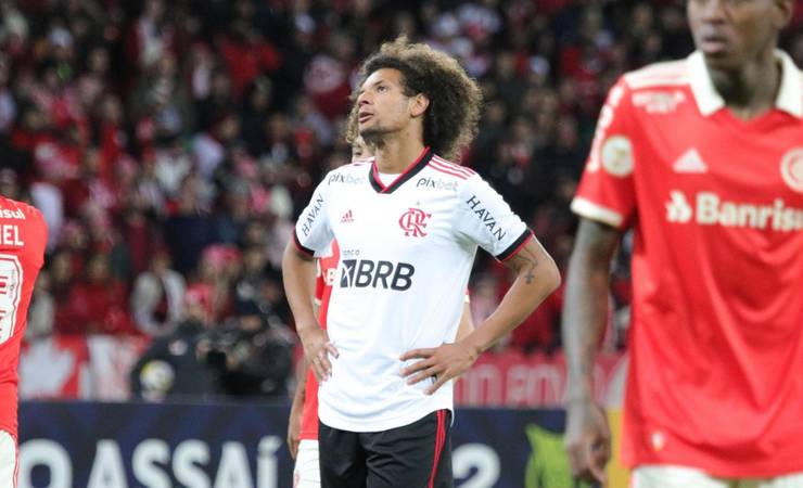 Flamengo desembarca no Rio com fortes protestos da torcida