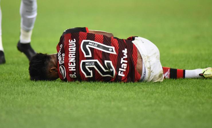 Cenas fortes! Bruno Henrique lesiona a perna e é substituído no Flamengo