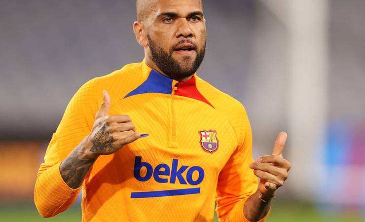 Possível contratação de Dani Alves divide opiniões de torcedores do Flamengo nas redes