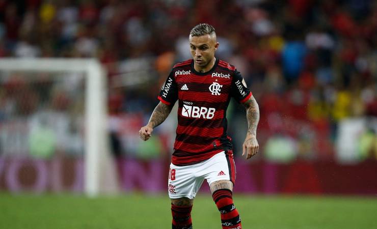 Torcedores do Flamengo criticam primeiro tempo de Everton Cebolinha: "Tem que sair"
